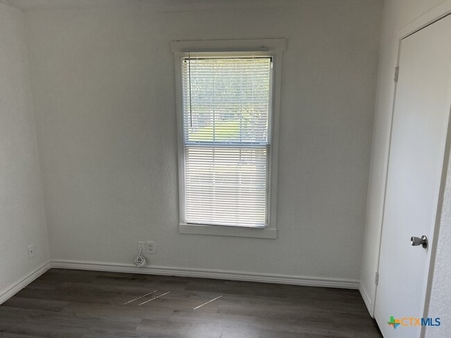 Building Photo - 905 Evergreen Dr