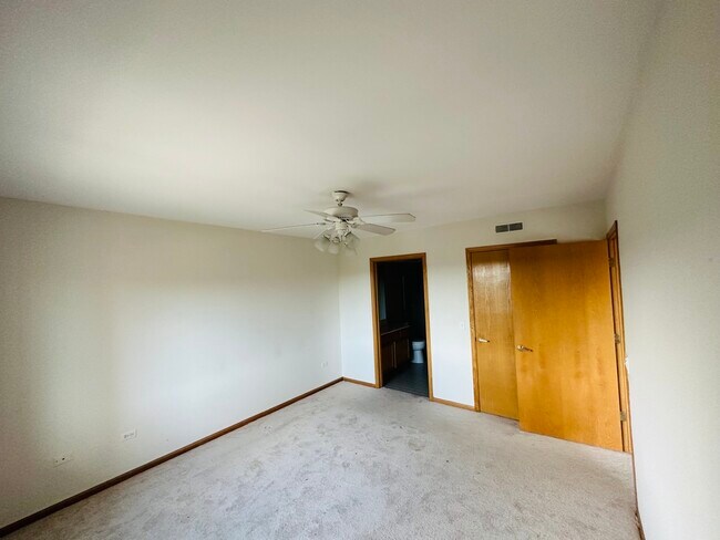 Building Photo - 5340 N Lowell Ave