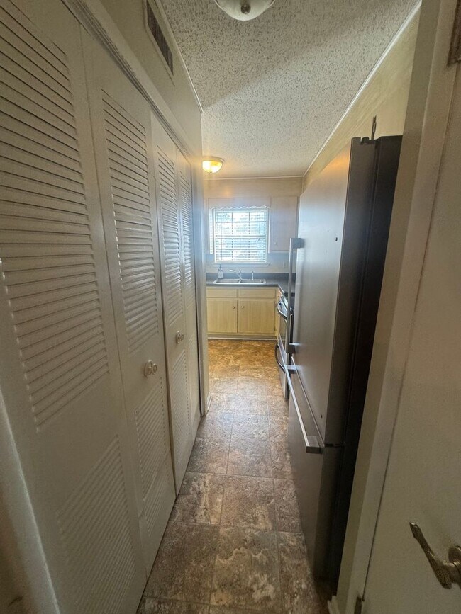 Building Photo - Spacious 2BR Townhome in Prime North of the River Location – Minutes from UA & Downtown