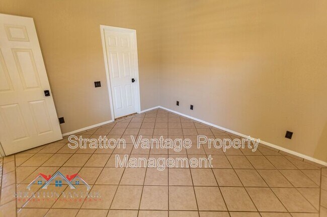 Building Photo - 10015 E Mountain View Rd