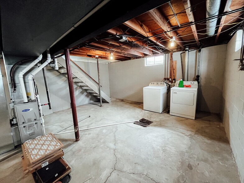 Building Photo - 921 Rainbow Dr