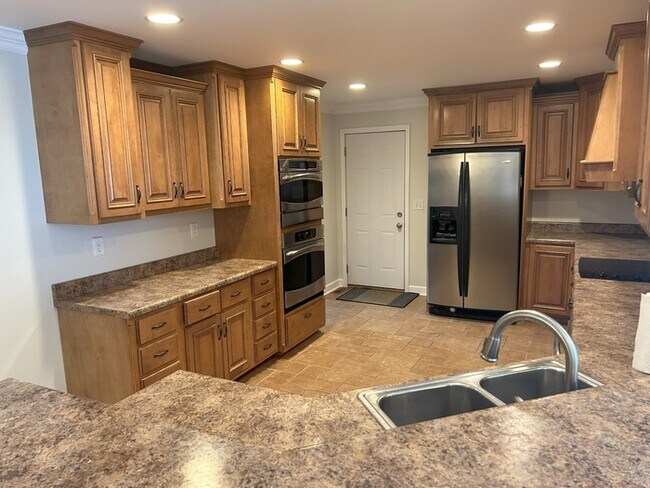 Building Photo - 3 Bed / 2 Bath Rental House in Huntsville, AL 35802