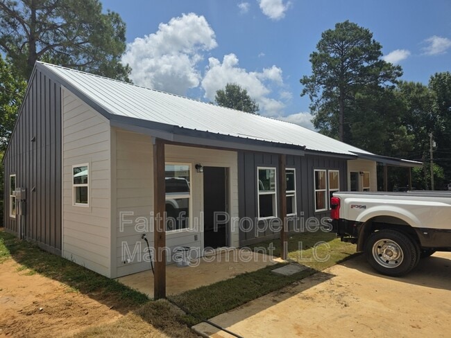 Building Photo - 405 N Logan Ln