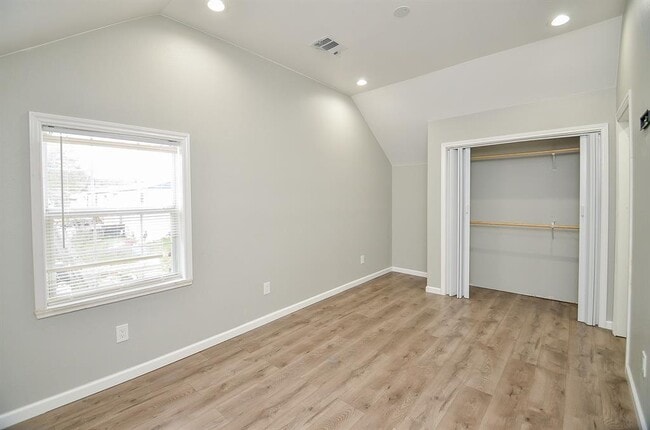Building Photo - 2706 Sledge St