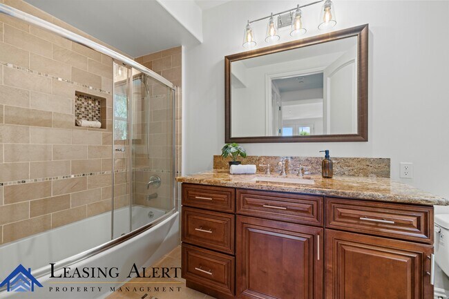 Building Photo - 5011 Hayvenhurst Ave