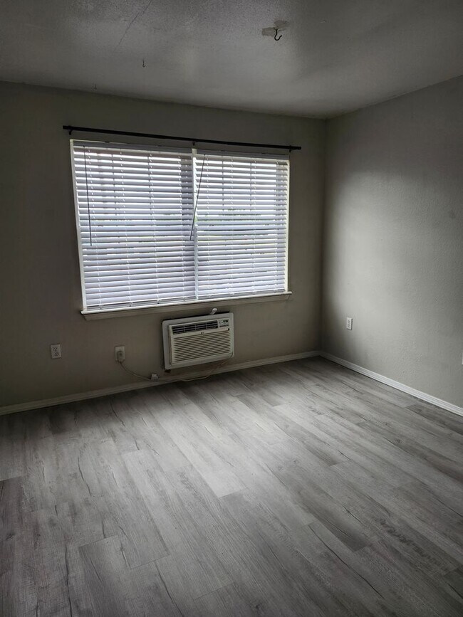 Building Photo - Remodeled 2025 Ground Level 2 Bedroom Apar...
