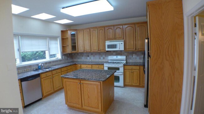 Building Photo - 10008 Manor Pl
