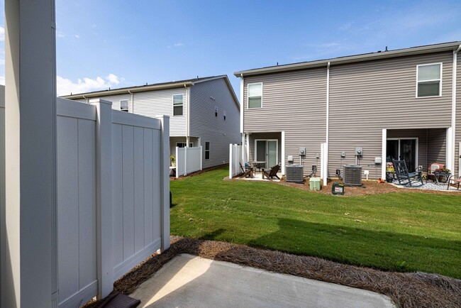 Building Photo - BEAUTIFUL 2 Bedroom/2.5 Bath Townhome in MIDLAND -AVAILABLE LATE AUGUST 2026!