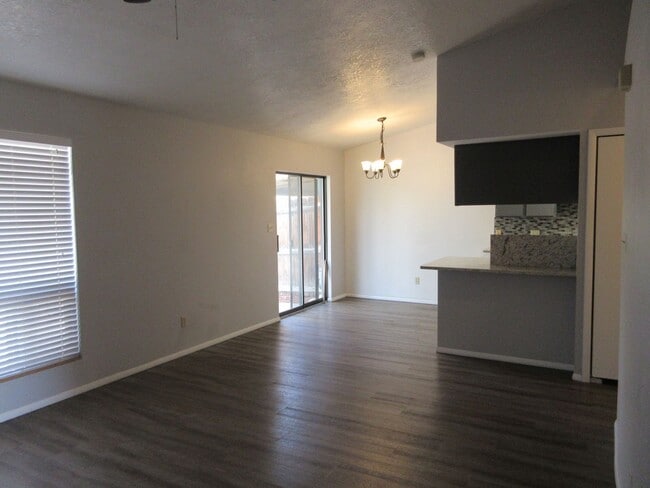 Building Photo - 2 bed, 1 bath Twinhome with attached garage