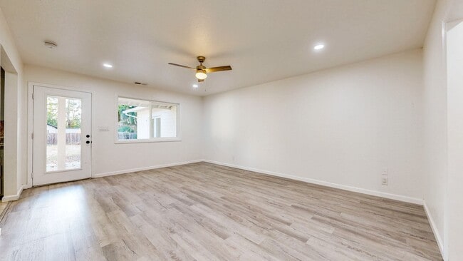 Building Photo - Bright & Clean Single Level FIVE bedroom i...