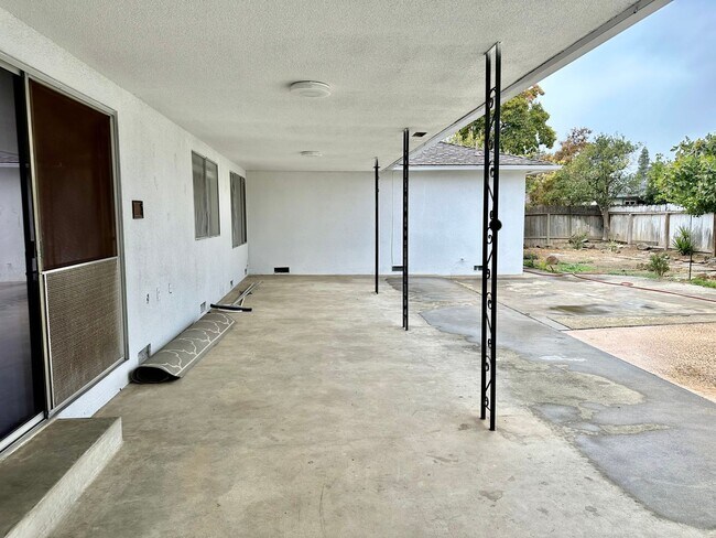 Building Photo - Spacious North Fresno 4/3 with Pool