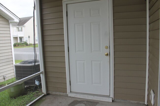 Building Photo - Four Bedroom Town Home with Two Car Garage in University Park-Renovated! Free First Month For Qua...