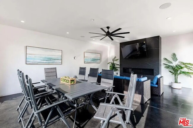 Building Photo - 6201 Lindenhurst Ave