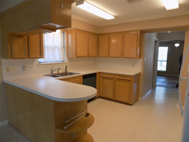 Building Photo - 22623 River Birch Dr