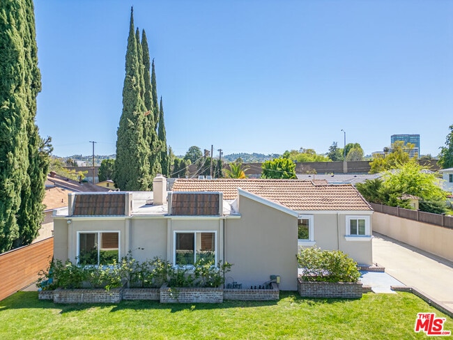 Building Photo - 15042 Valleyheart Dr
