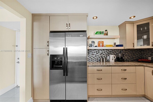 Building Photo - 100 Bayview Dr