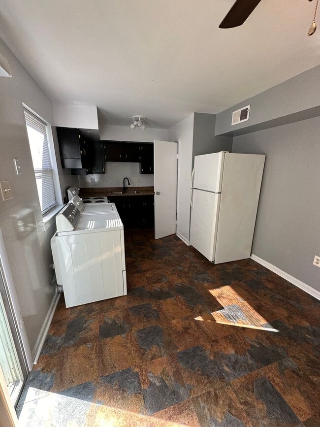Building Photo - Henrico County Townhouse! 3 beds, 1.5 bath...