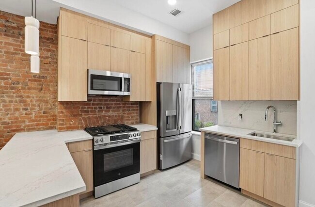 Building Photo - 233.5 Summit Ave