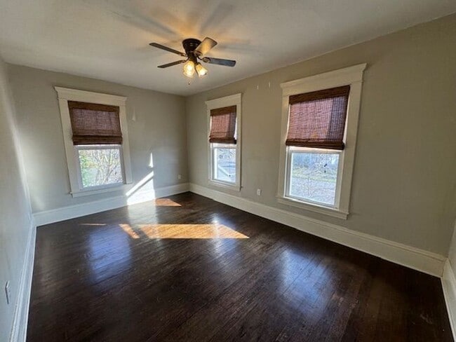 Building Photo - 1906 Hoyt Ave