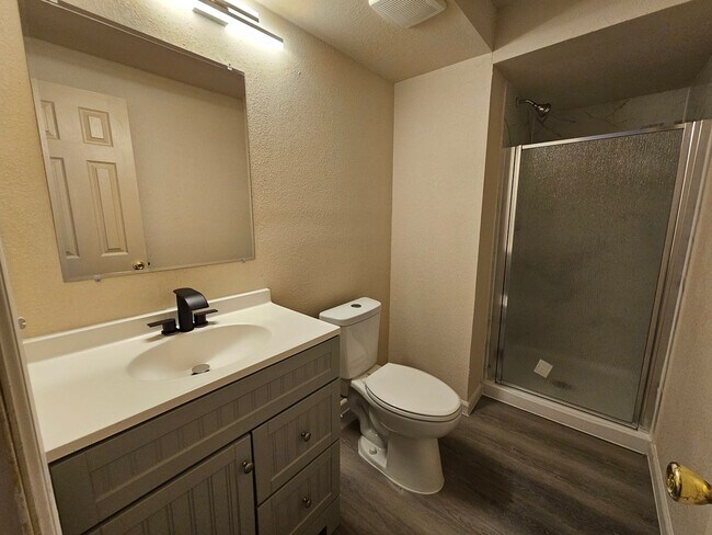 Building Photo - 3 Bed 4 bath Townhome in University Village!