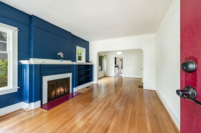 Building Photo - 2Bd/1Ba Seattle Home