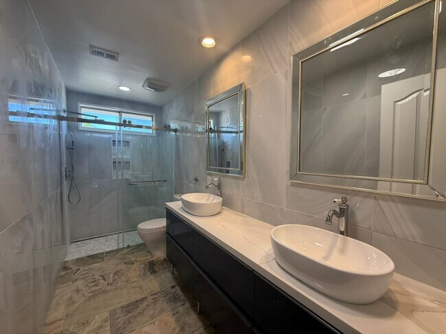 Building Photo - EPIC REA - Fully Renovated 5BR/3BA Home in...