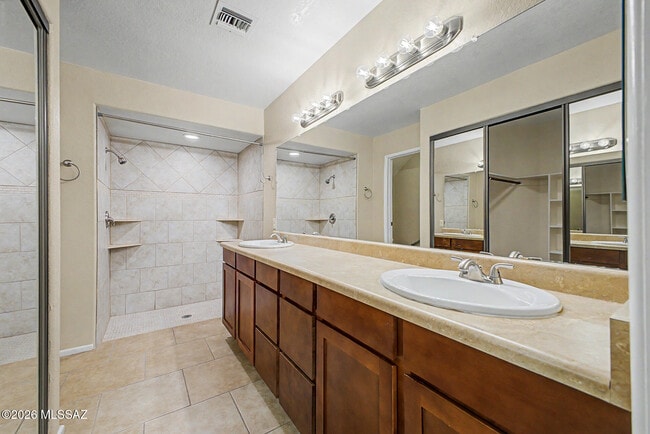 Building Photo - 5250 Woodspring Dr