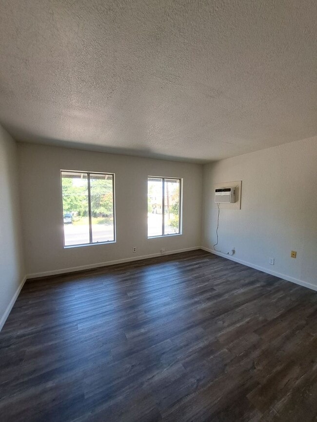 Building Photo - 1291-1295 N. Fruit Ave. (Duplex)