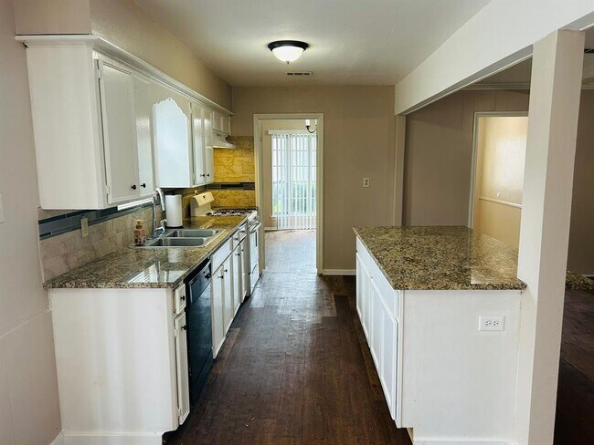 Building Photo - 10506 Huntington Wood Dr