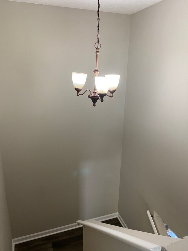 Building Photo - Coming soon! 3 bed 2 bath recently updated