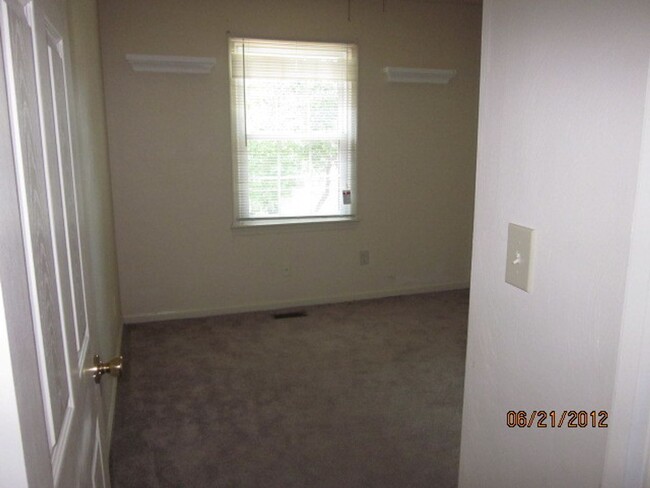 Building Photo - Charming 3-Bedroom, 2.5-Bath Townhouse