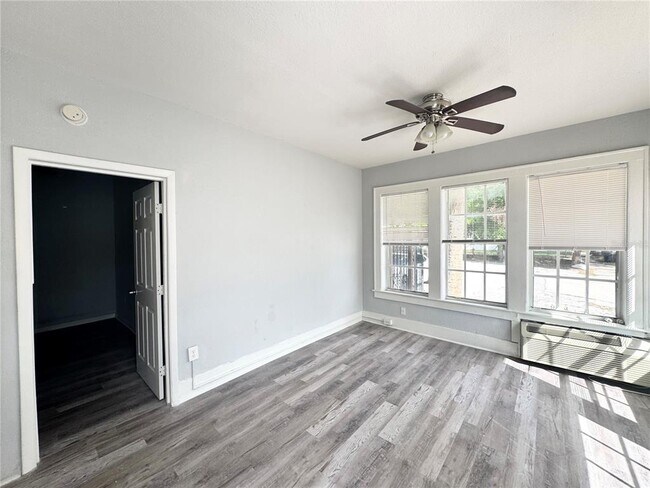 Building Photo - 704 Cordova Dr