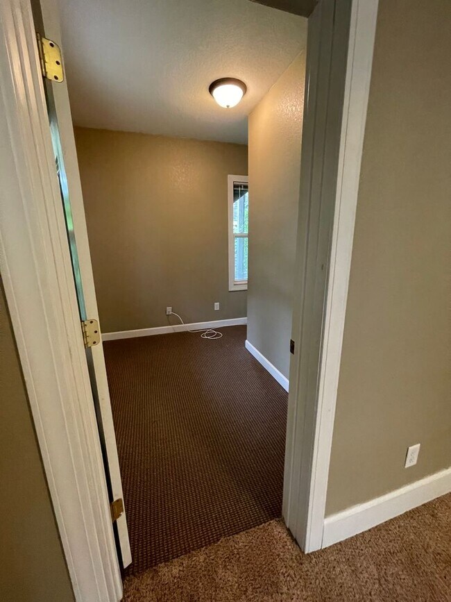 Building Photo - 503 Putnam St