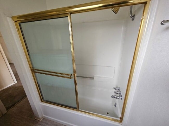 Building Photo - Rental in central Lakeport