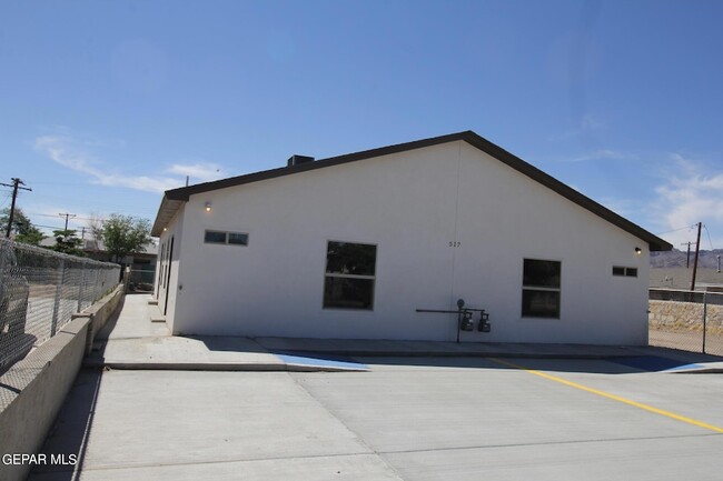 Building Photo - 517 Val Verde St