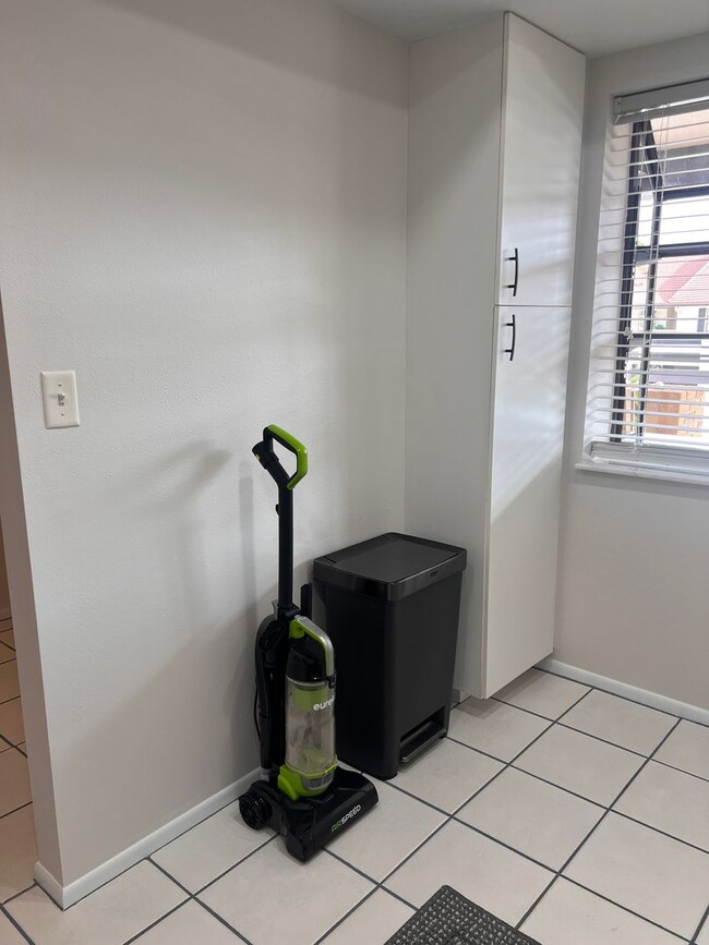 Building Photo - 2bd/2ba Townhome