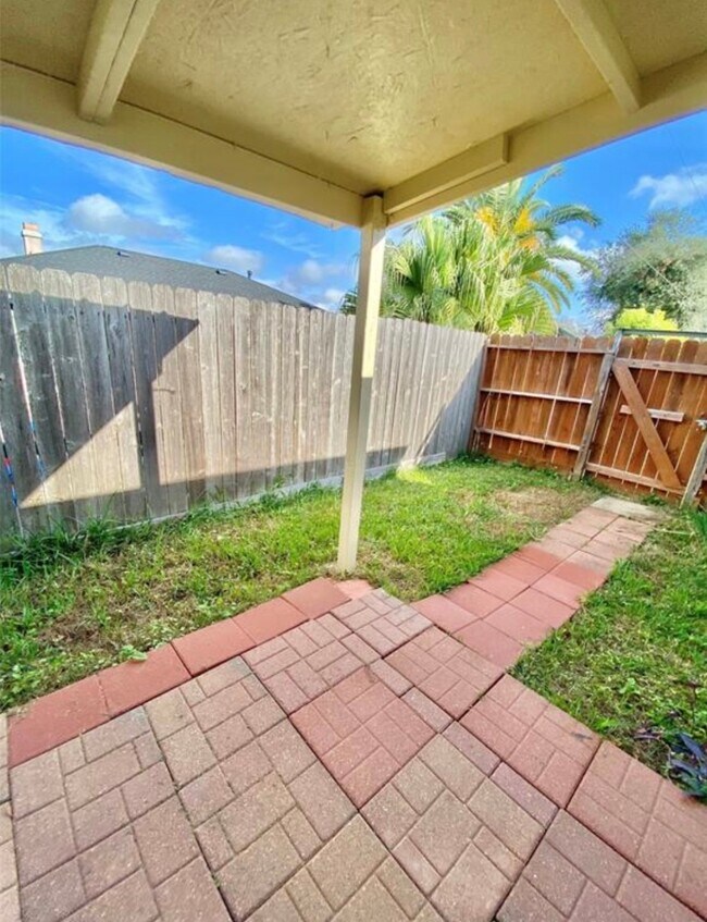 Building Photo - 1511 Village Townhome Dr