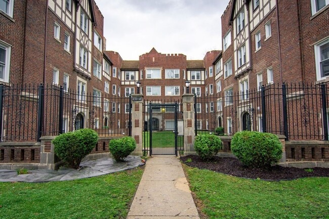 Building Photo - 1141 E 79th Pl