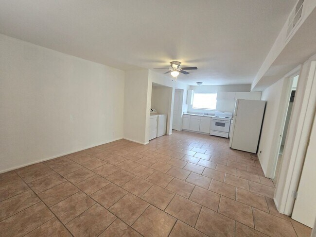 Building Photo - 2 bed 1.5 bath UTILITES INCLUDED