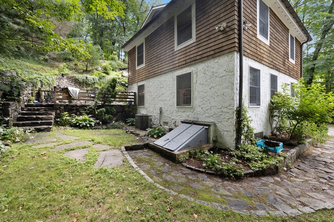 Building Photo - 19 Gaylord Dr N