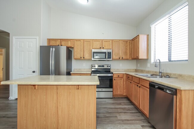 Building Photo - 9038 W Villa Maria Dr