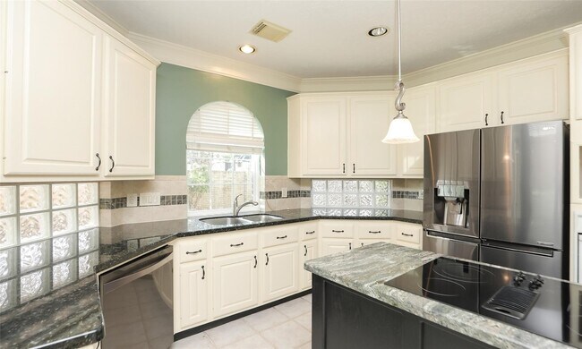 Building Photo - 7502 Holly Ct Estates Dr