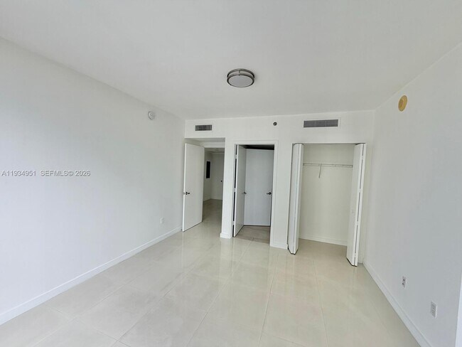 Building Photo - 495 Brickell Ave