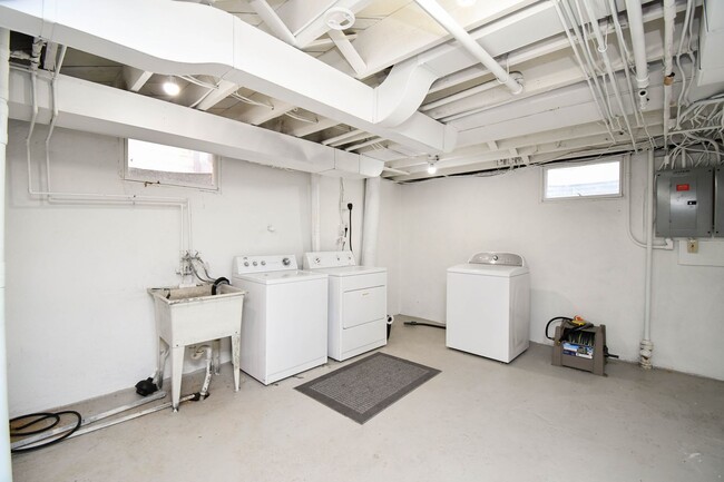 Building Photo - Cozy & Fully Furnished 1-Bedroom Near Sanf...