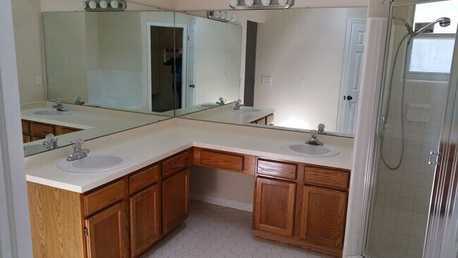 Building Photo - Spacious 4/2.5 Pool Home with 2-Car Garage...