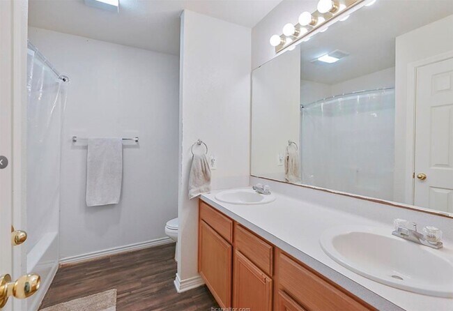 Building Photo - 914 Crepe Myrtle St