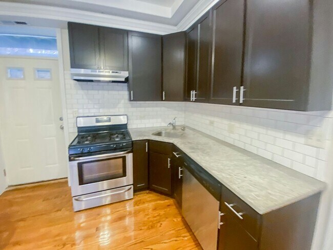 Building Photo - 853-54 West Cornelia Avenue, Unit 3s