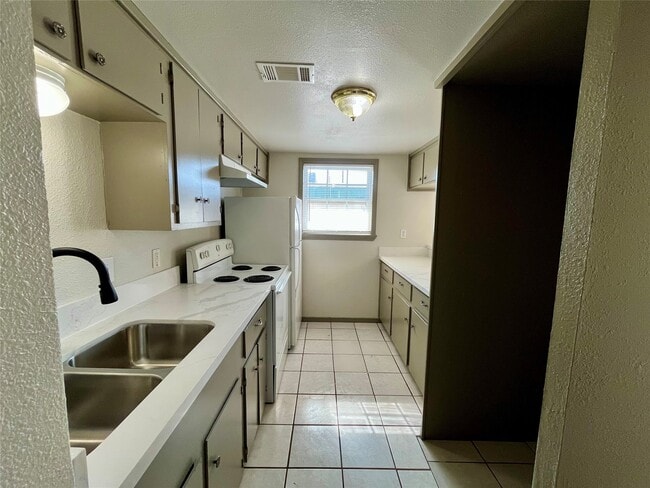 Building Photo - 1042 W Village Ct