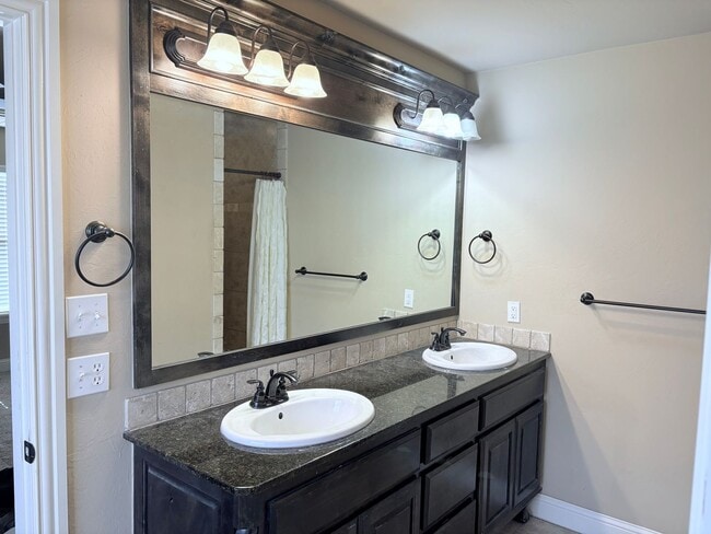 Building Photo - Large four bedroom home in Edmond