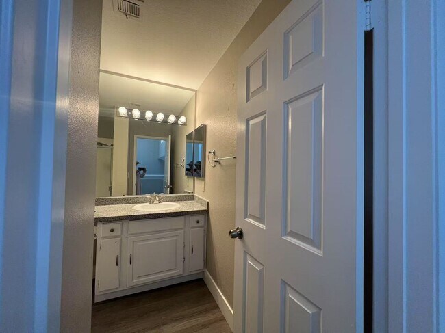 Building Photo - 2b2b TownHouse $1620